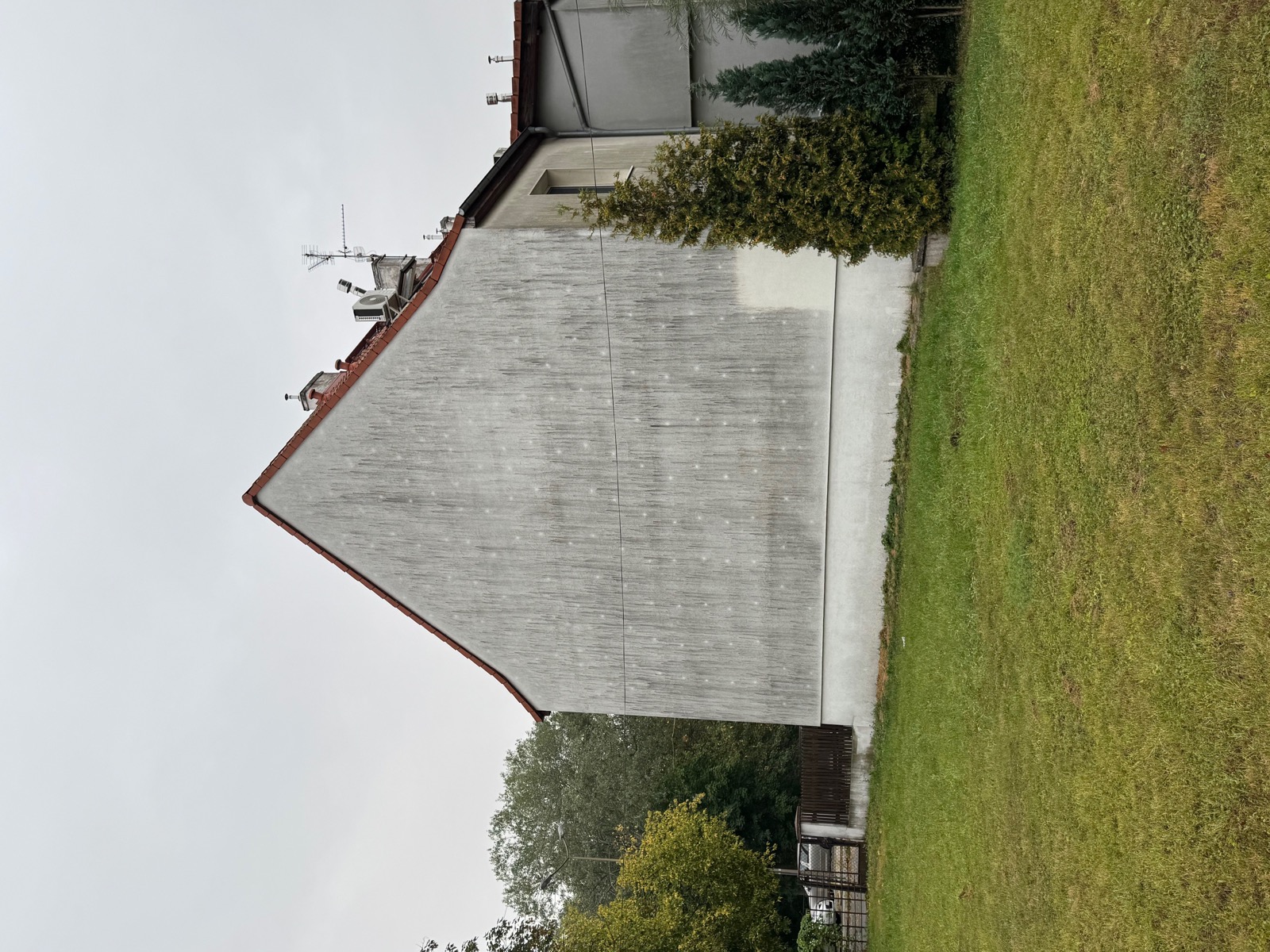 Elewacja przed czyszczeniem — widoczne zabrudzenia