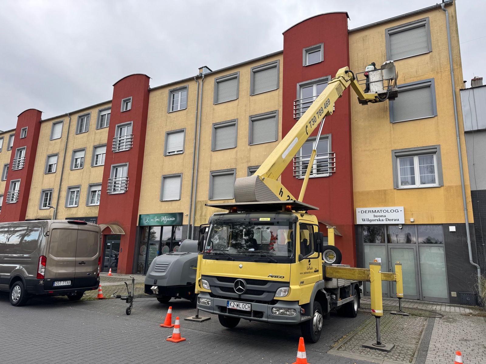 Mycie elewacji bloku mieszkalnego z podnośnika