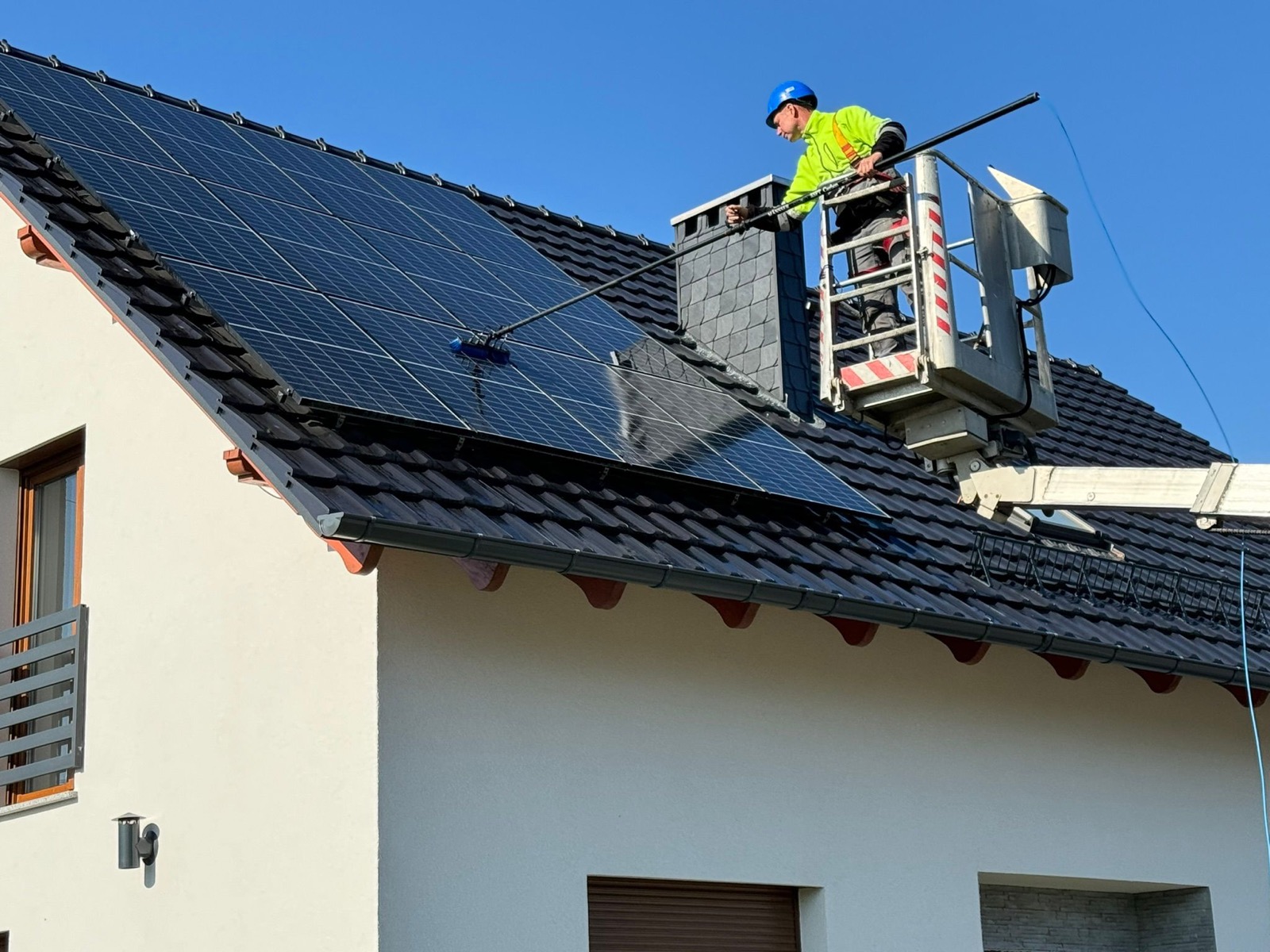 Czyszczenie paneli fotowoltaicznych z podnośnika koszowego